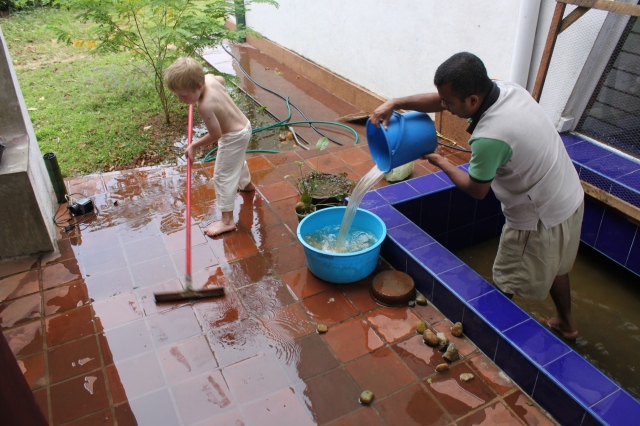Jonathan hjelper gartneren med å vaske akvariet.